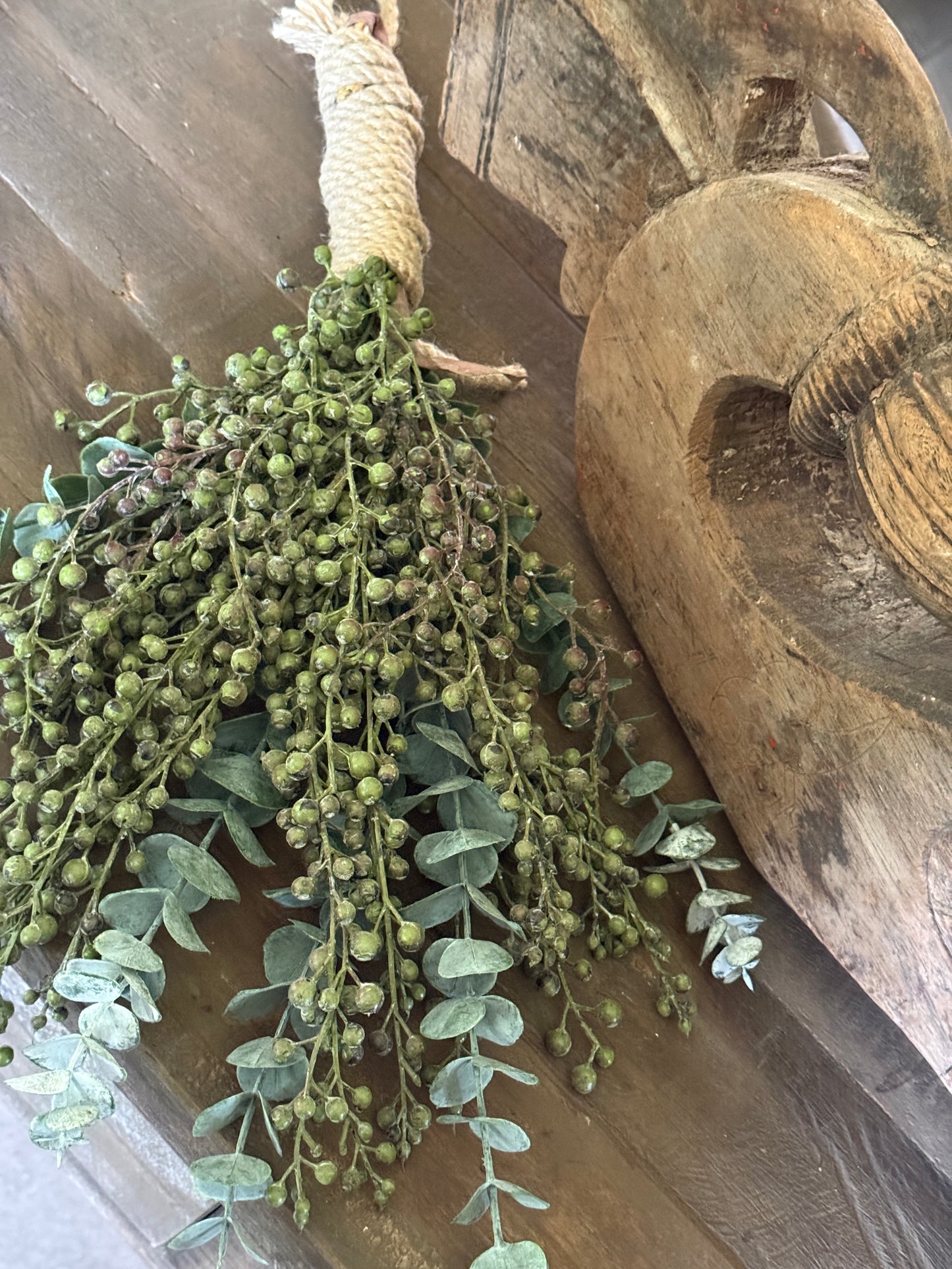 Kunsttoef eucalyptus en dadel met stoer touw