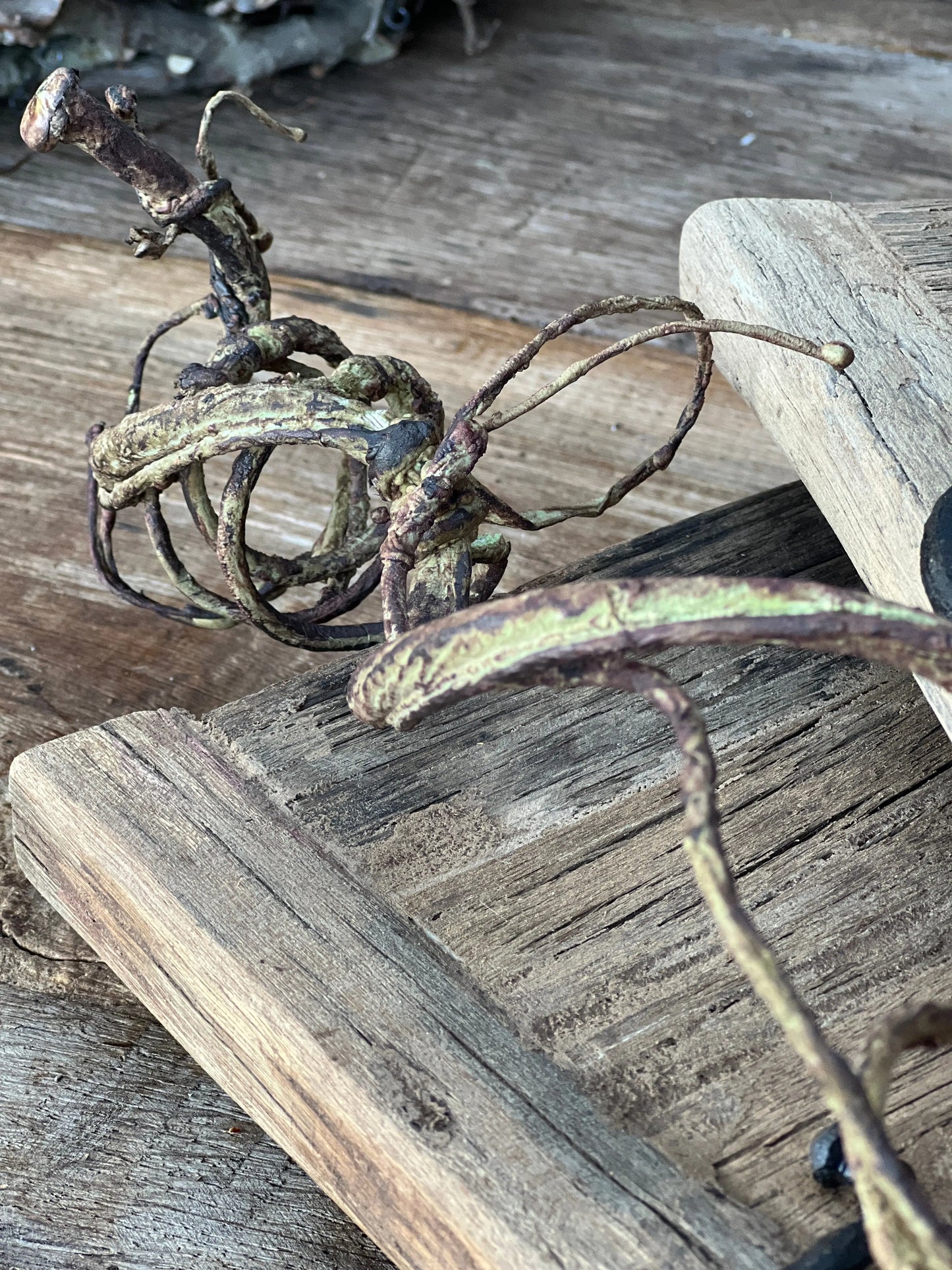 Artificial branch twisted 95 cm.