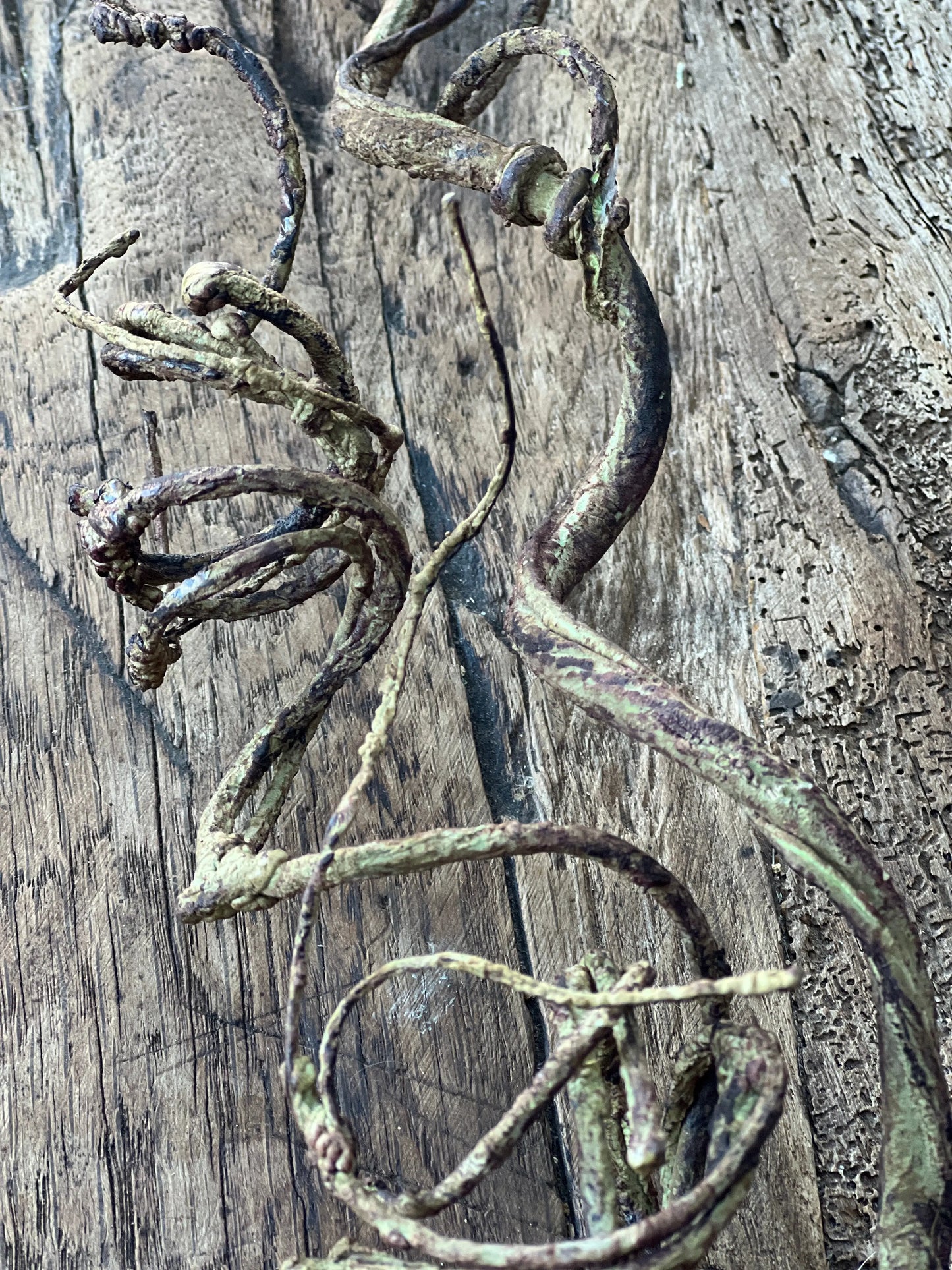 Artificial branch twisted 95 cm.