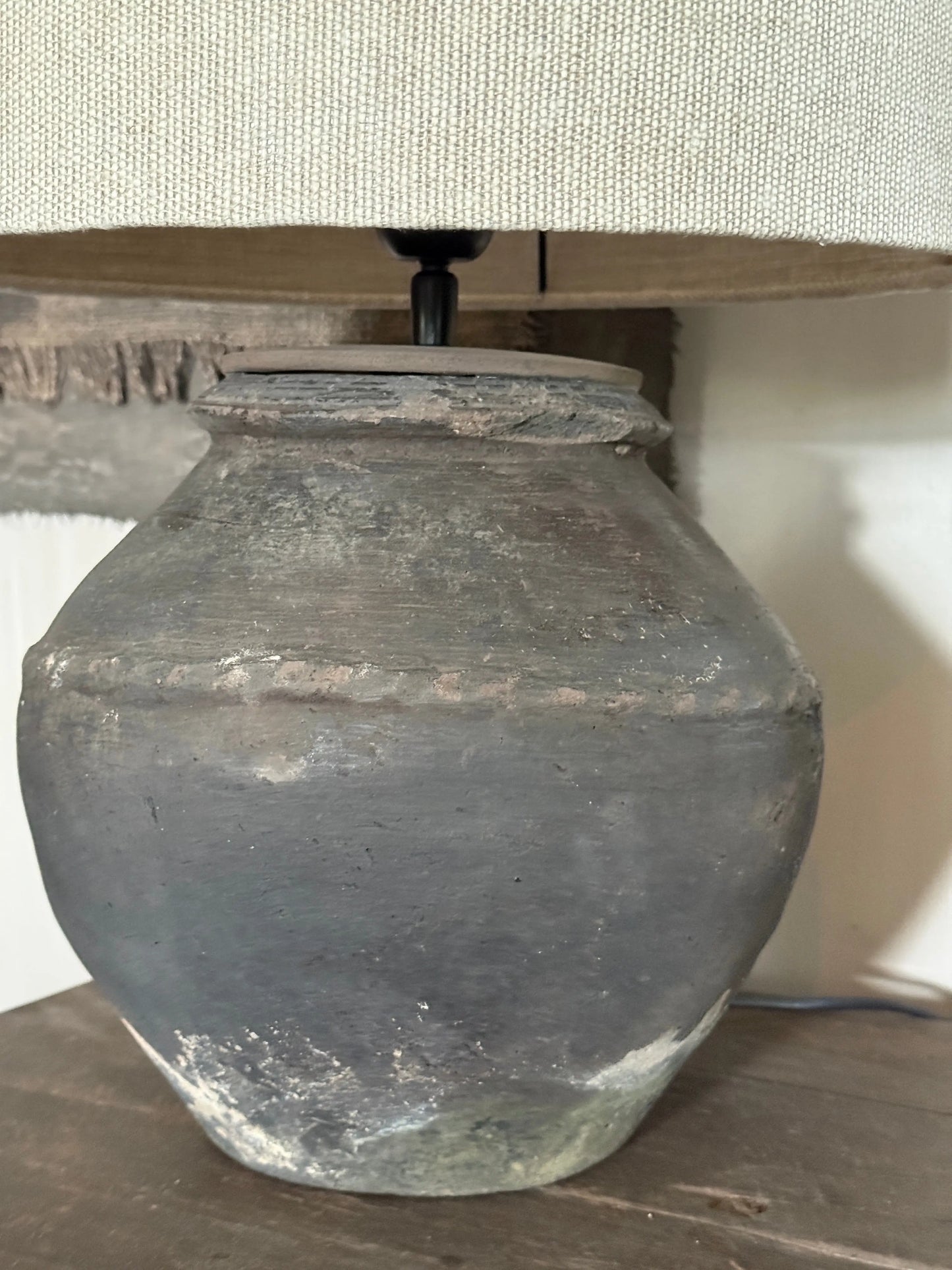 Alte Wasserkrug-Tischlampe mit Leinenbezug aus Indien