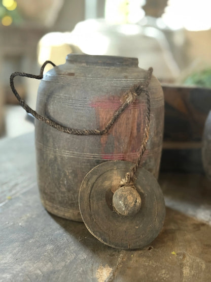 Old Nepalese pot with lid - Trapa Living (LH13)