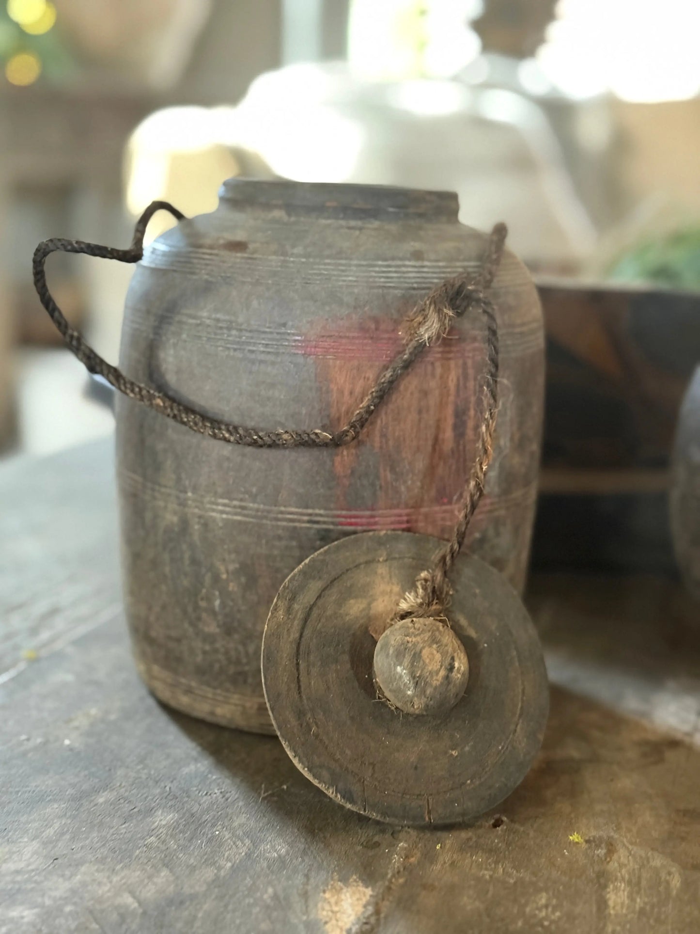Old Nepalese pot with lid - Trapa Living (LH13)