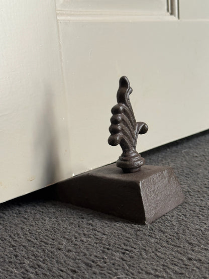Smeedijzeren deurstopper met speervormig ornament