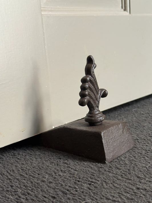 Smeedijzeren deurstopper met speervormig ornament
