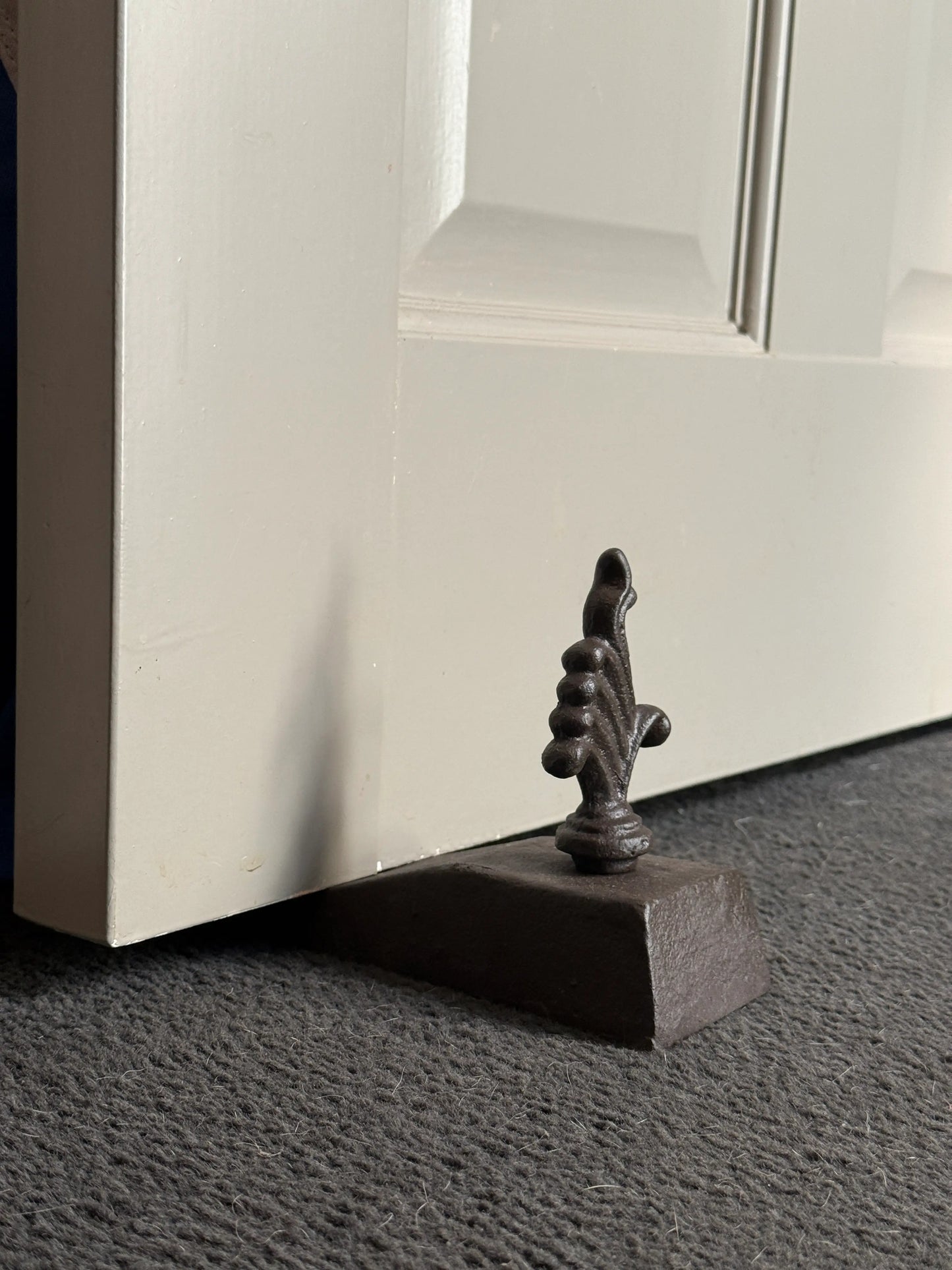 Smeedijzeren deurstopper met speervormig ornament