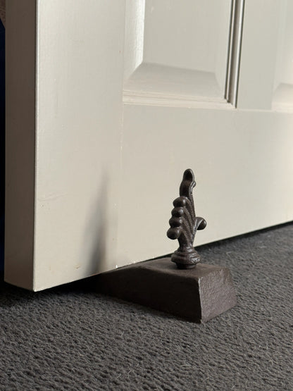 Smeedijzeren deurstopper met speervormig ornament