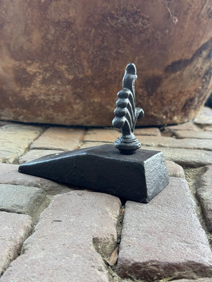 Smeedijzeren deurstopper met speervormig ornament