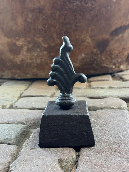 Smeedijzeren deurstopper met speervormig ornament