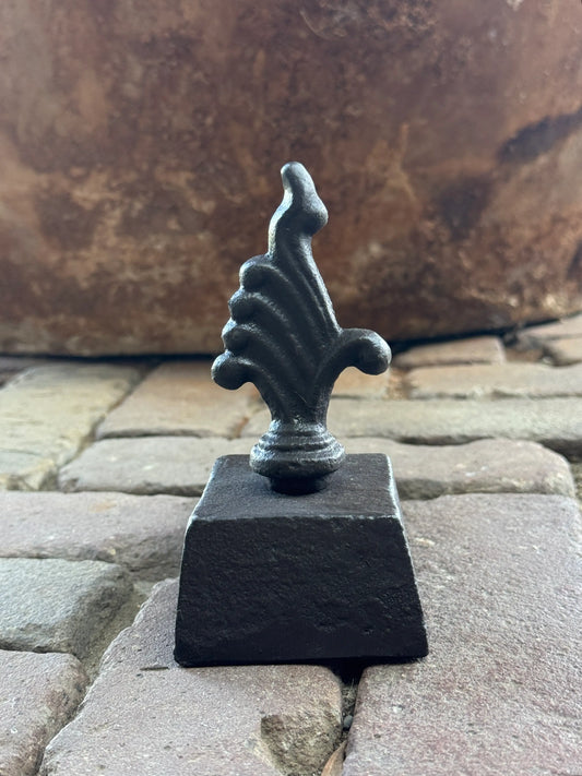Smeedijzeren deurstopper met speervormig ornament