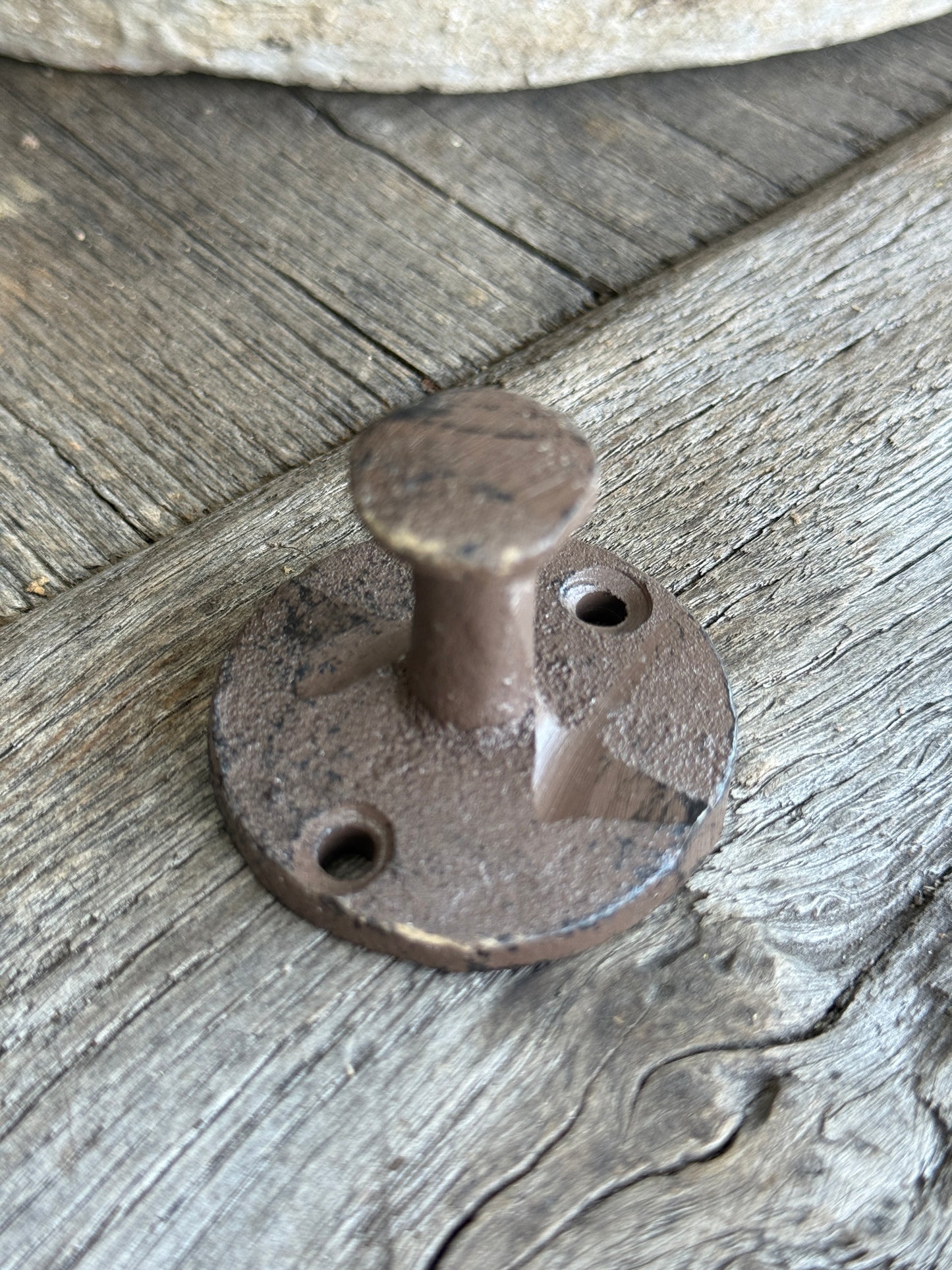 Metalen handdoek haakje met roestkleurige afwerking