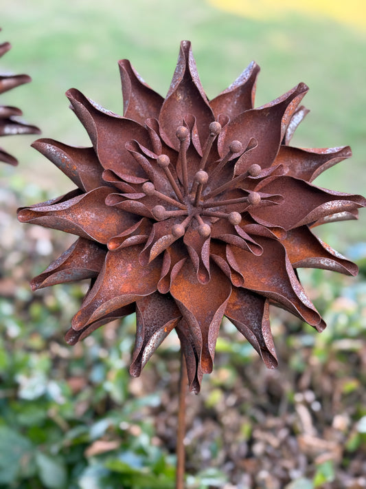 Geroeste metalen Dahlia op steel – 145 cm- Afhaal product