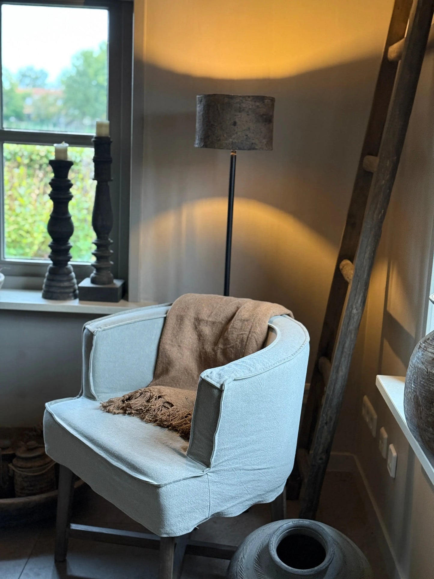 Stehlampe „Purna“ mit Tonschirm und -fuß