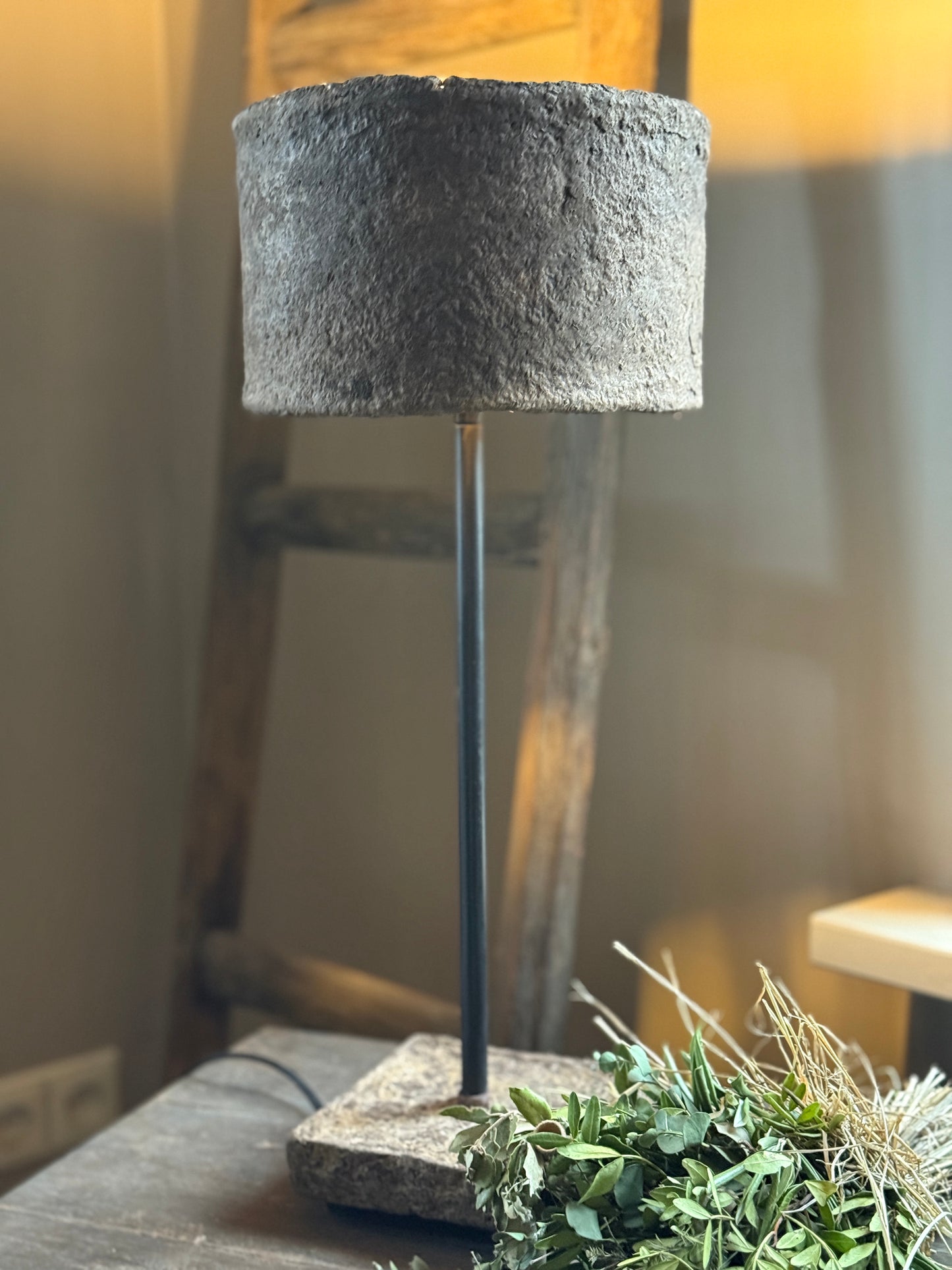 "Purna" table lamp with clay shade – (iron table)
