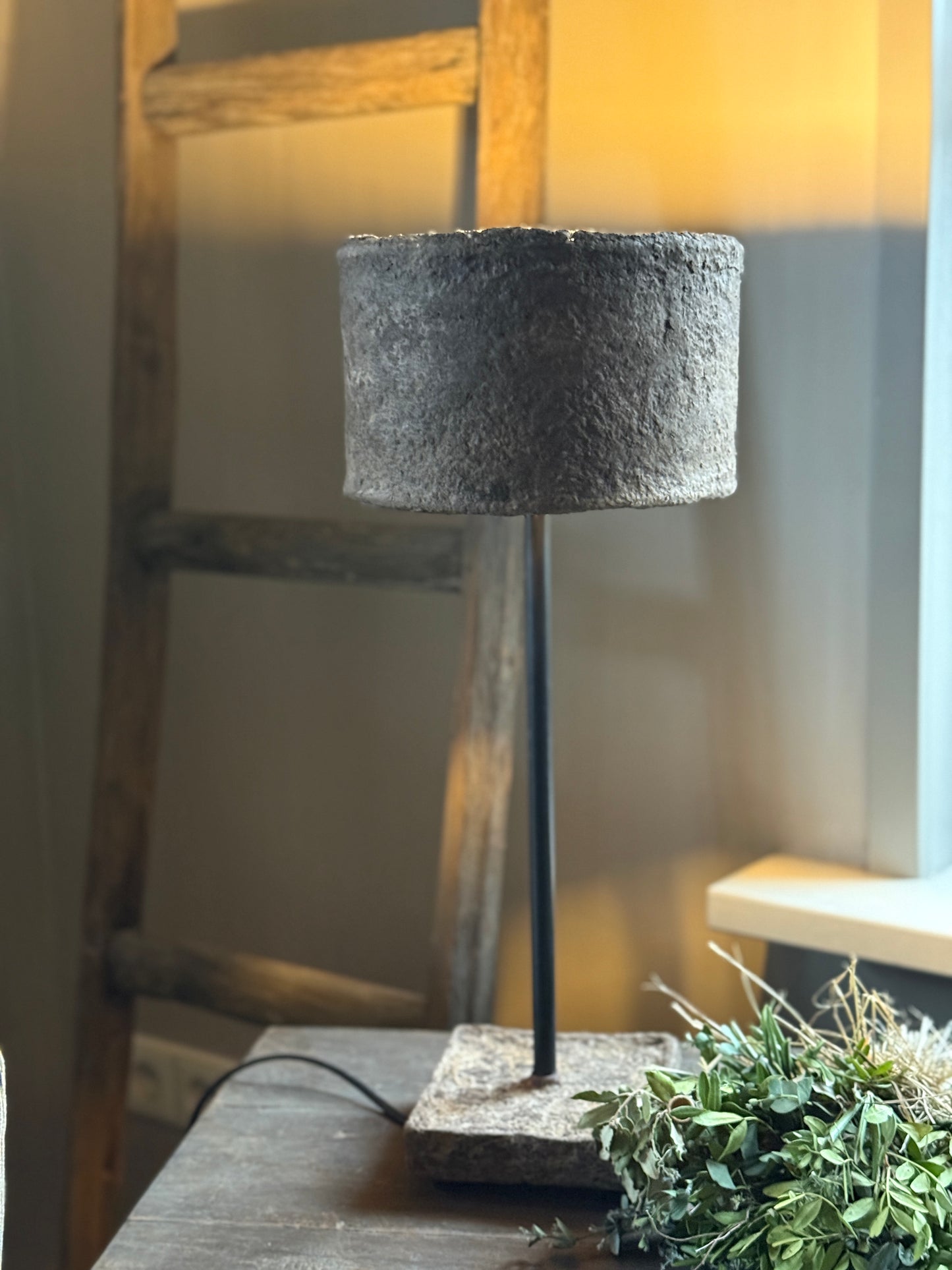 "Purna" table lamp with clay shade – (iron table)