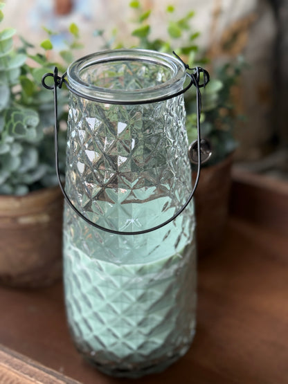 Kaars in bewerkt glas met mintgroene kaars – 23 x 10 cm.