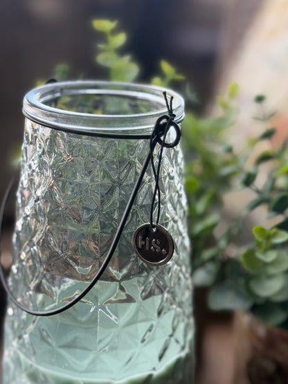 Kaars in bewerkt glas met mintgroene kaars – 23 x 10 cm.
