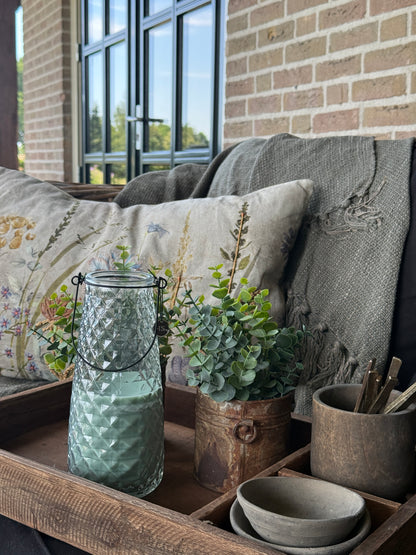 Kaars in bewerkt glas met mintgroene kaars – 23 x 10 cm.