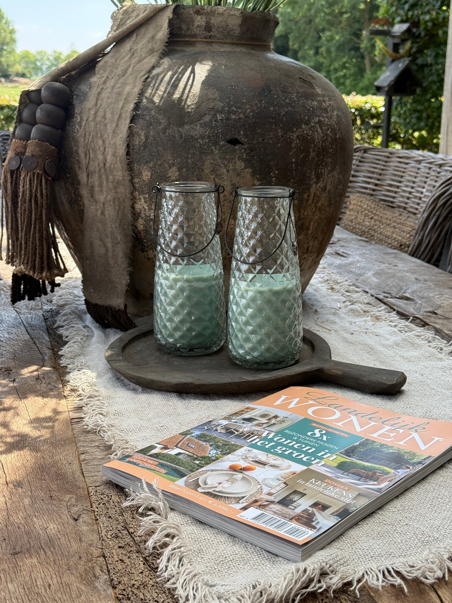 Kaars in bewerkt glas met mintgroene kaars – 23 x 10 cm.