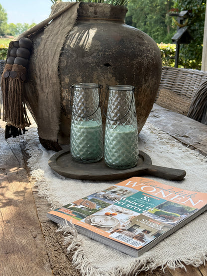 Kaars in bewerkt glas met mintgroene kaars – 23 x 10 cm.