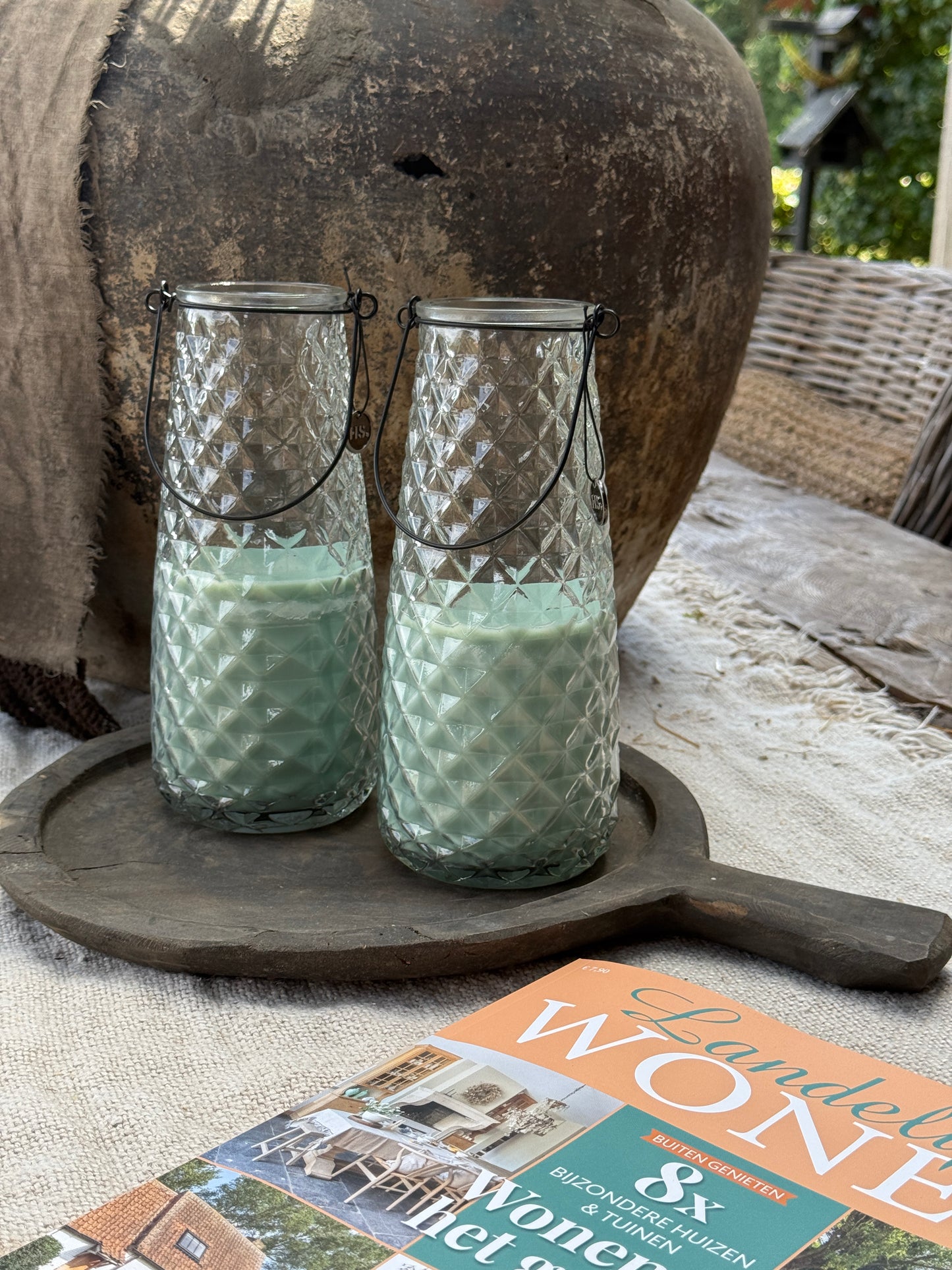 Kaars in bewerkt glas met mintgroene kaars – 23 x 10 cm.
