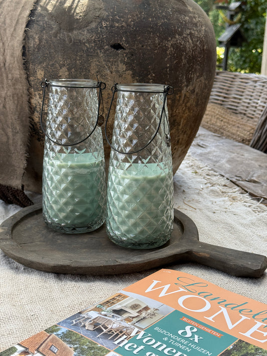 Kaars in bewerkt glas met mintgroene kaars – 23 x 10 cm.