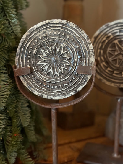 Alter Mandela-Stein auf Dreibein – 28 x 17 x 9 cm