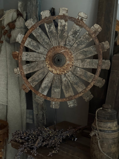 Spinning wheel on tripod