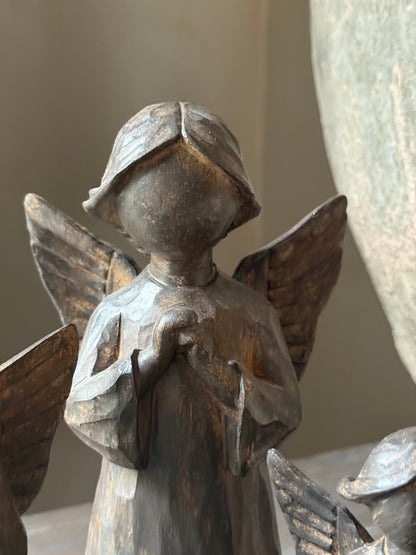 Geknielde engeltjes – donkerbruin, verkrijgbaar in 3 maten