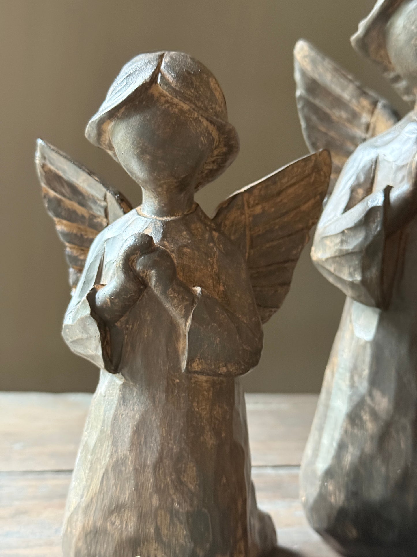 Geknielde engeltjes – donkerbruin, verkrijgbaar in 3 maten