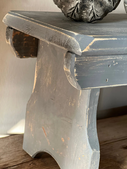 Hocker auf der Fensterbank