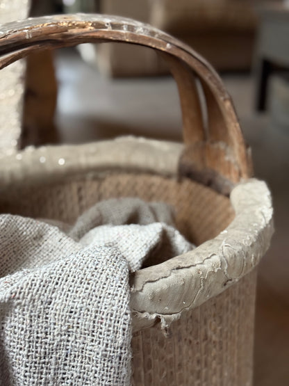 Alter chinesischer Weidenkorb mit Henkel