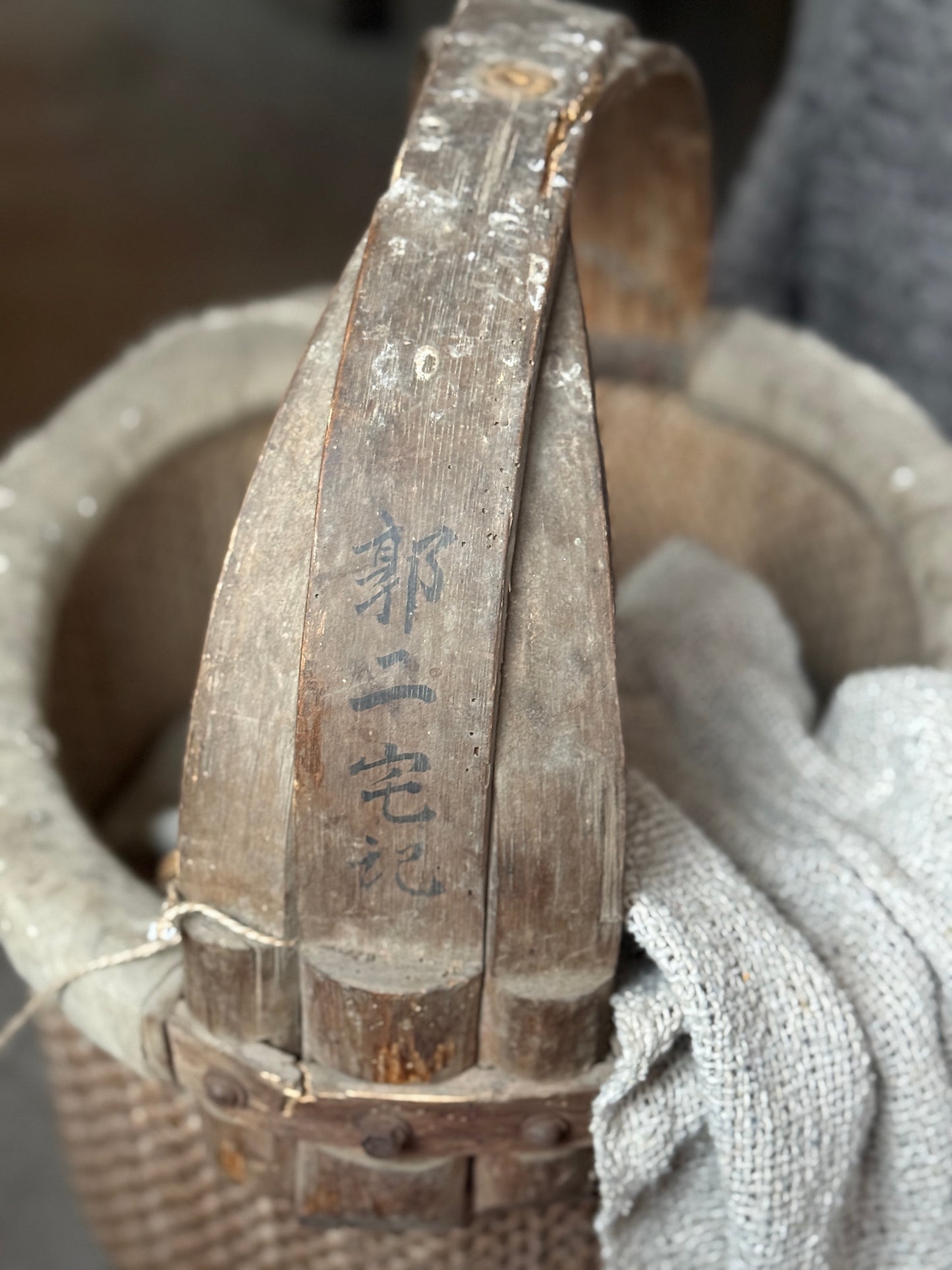 Alter chinesischer Weidenkorb mit Henkel