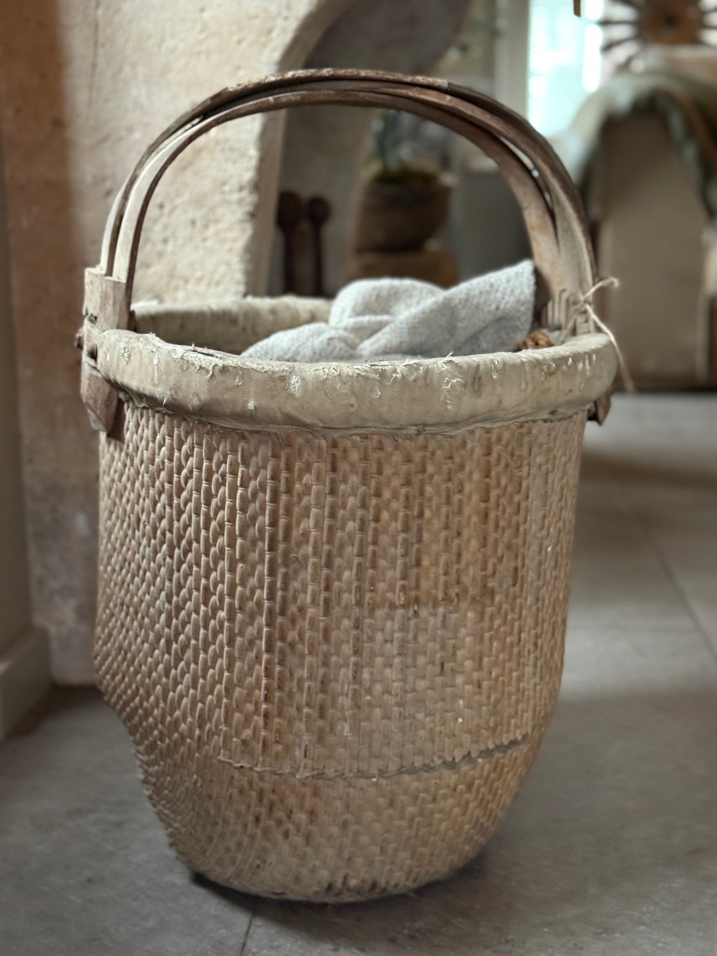 Alter chinesischer Weidenkorb mit Henkel