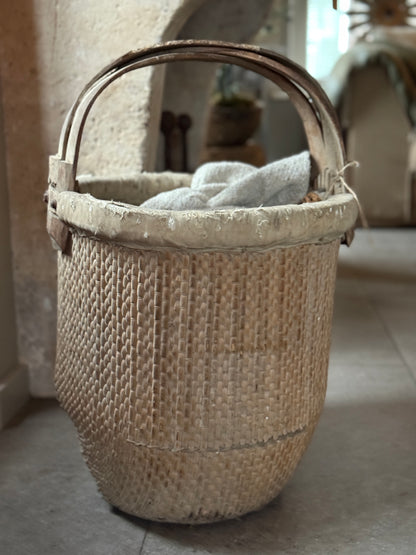 Alter chinesischer Weidenkorb mit Henkel