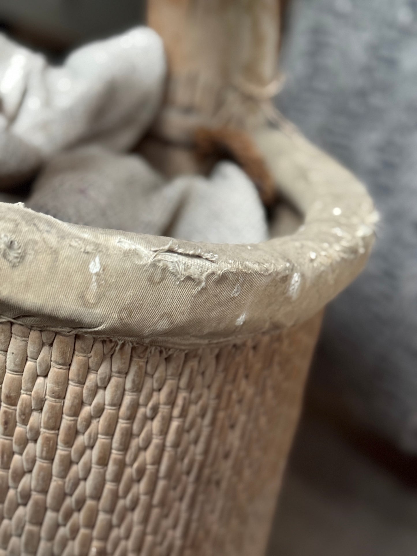 Alter chinesischer Weidenkorb mit Henkel