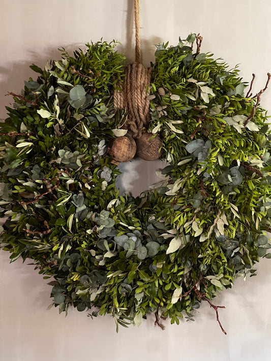 Green wreath available in a diameter of 50 or 70 cm.