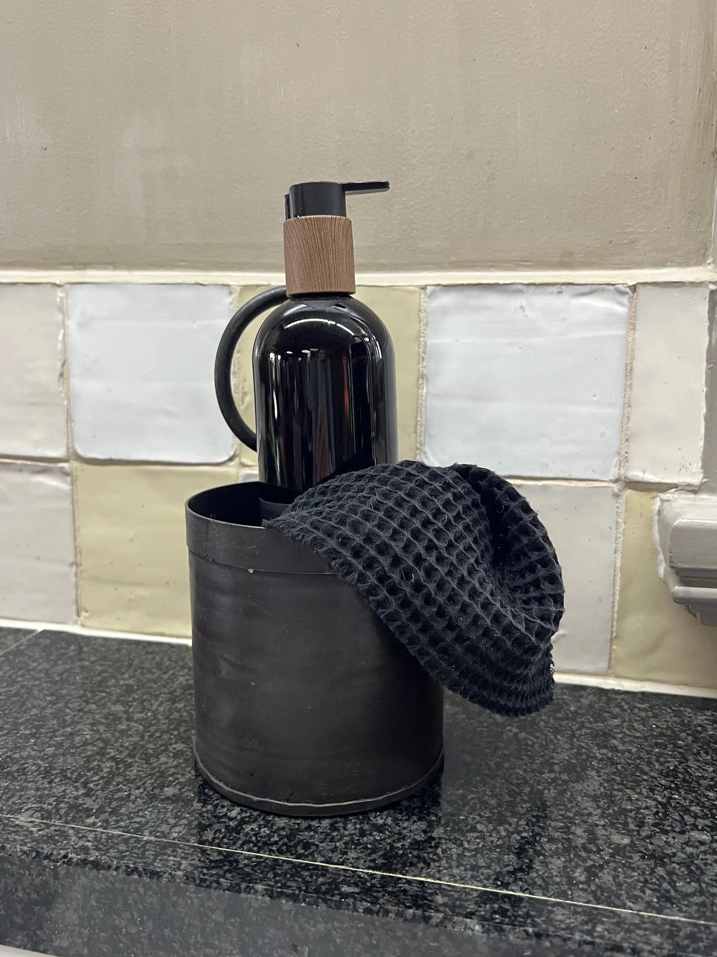 Iron bottle holder with handle, (1 compartment)