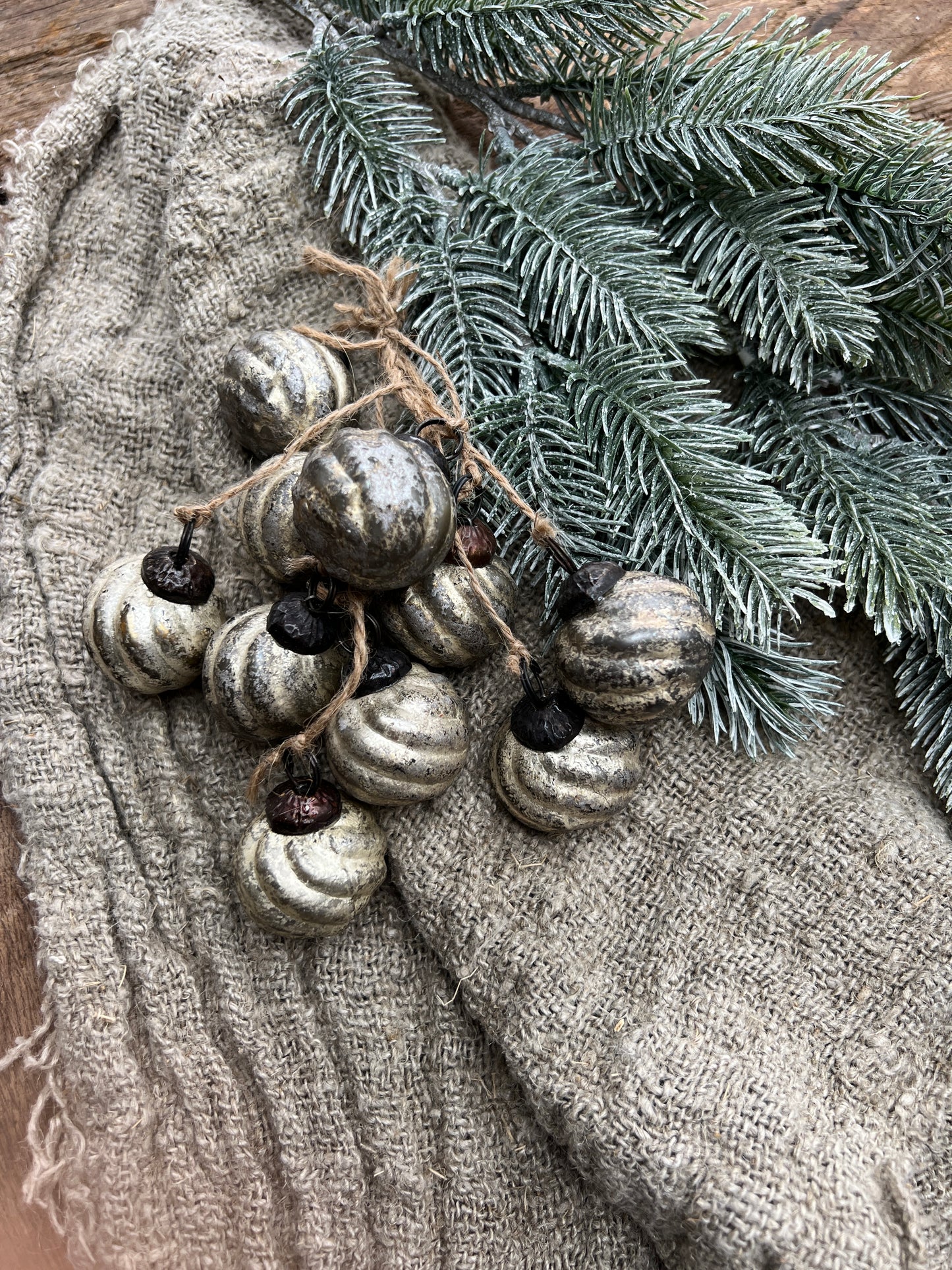 Ein Haufen Weihnachtskugeln aus altem Silber