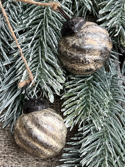 Ein Haufen Weihnachtskugeln aus altem Silber