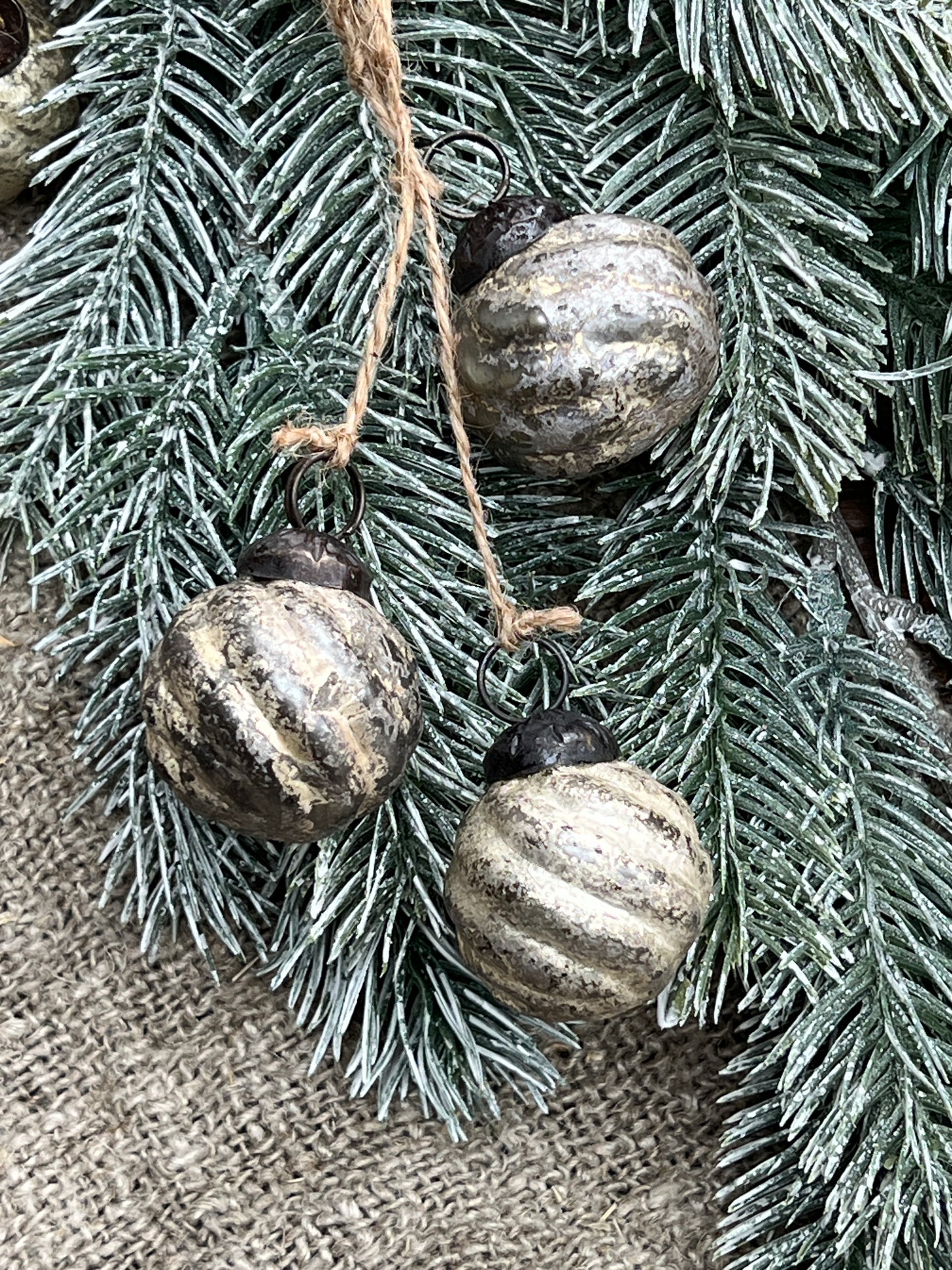 Ein Haufen Weihnachtskugeln aus altem Silber