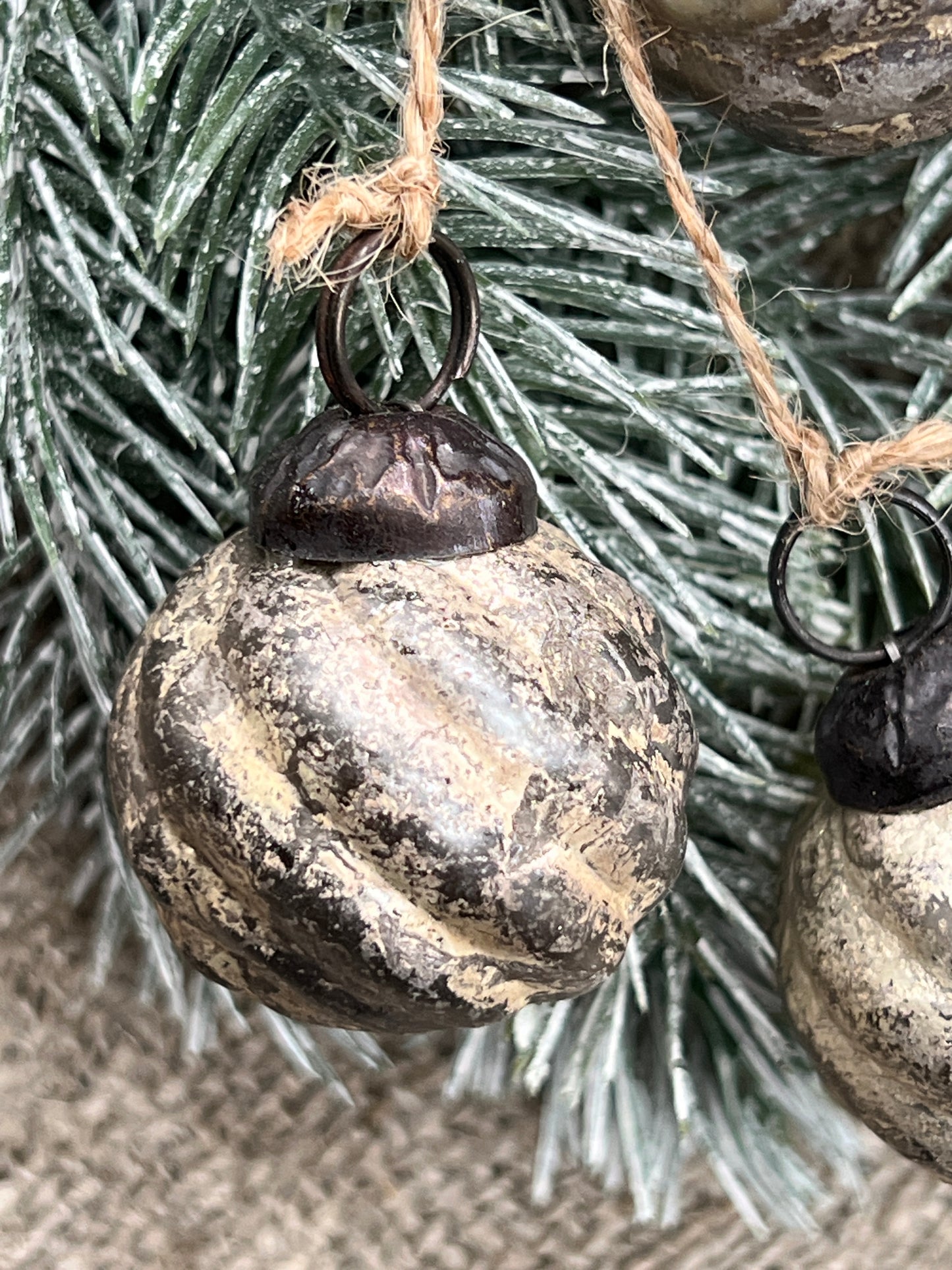 Ein Haufen Weihnachtskugeln aus altem Silber