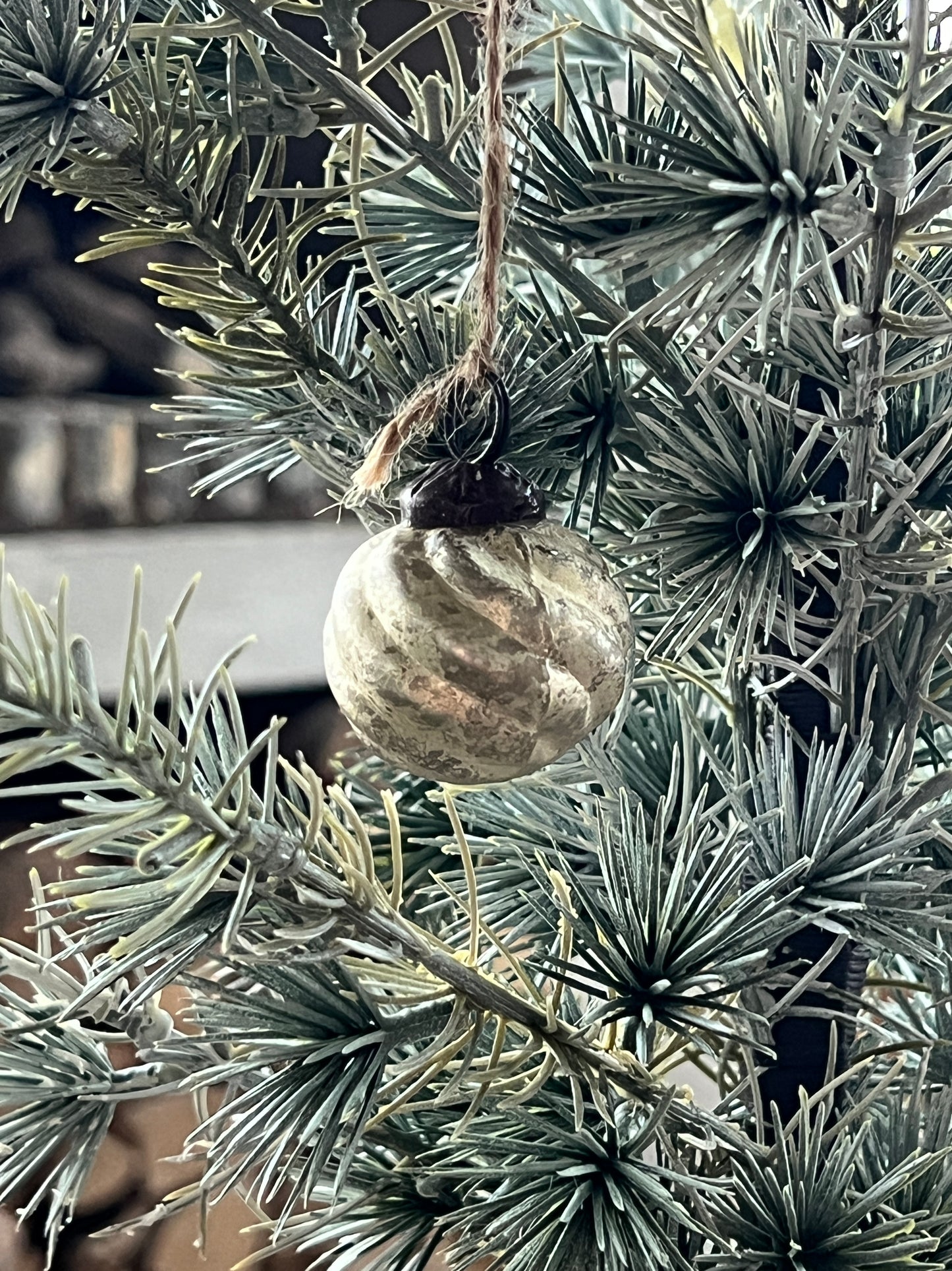 Ein Haufen Weihnachtskugeln aus altem Silber