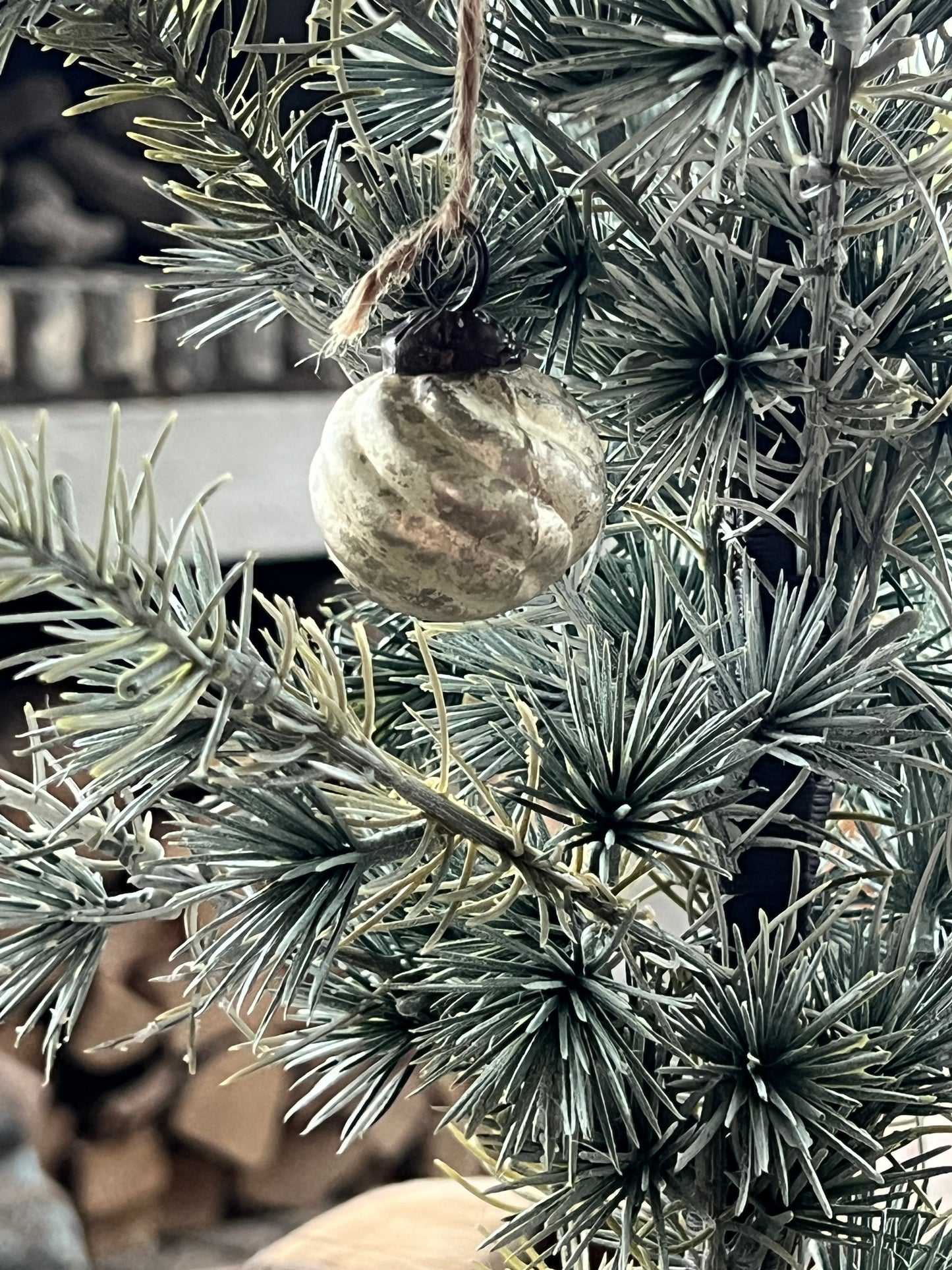 Ein Haufen Weihnachtskugeln aus altem Silber