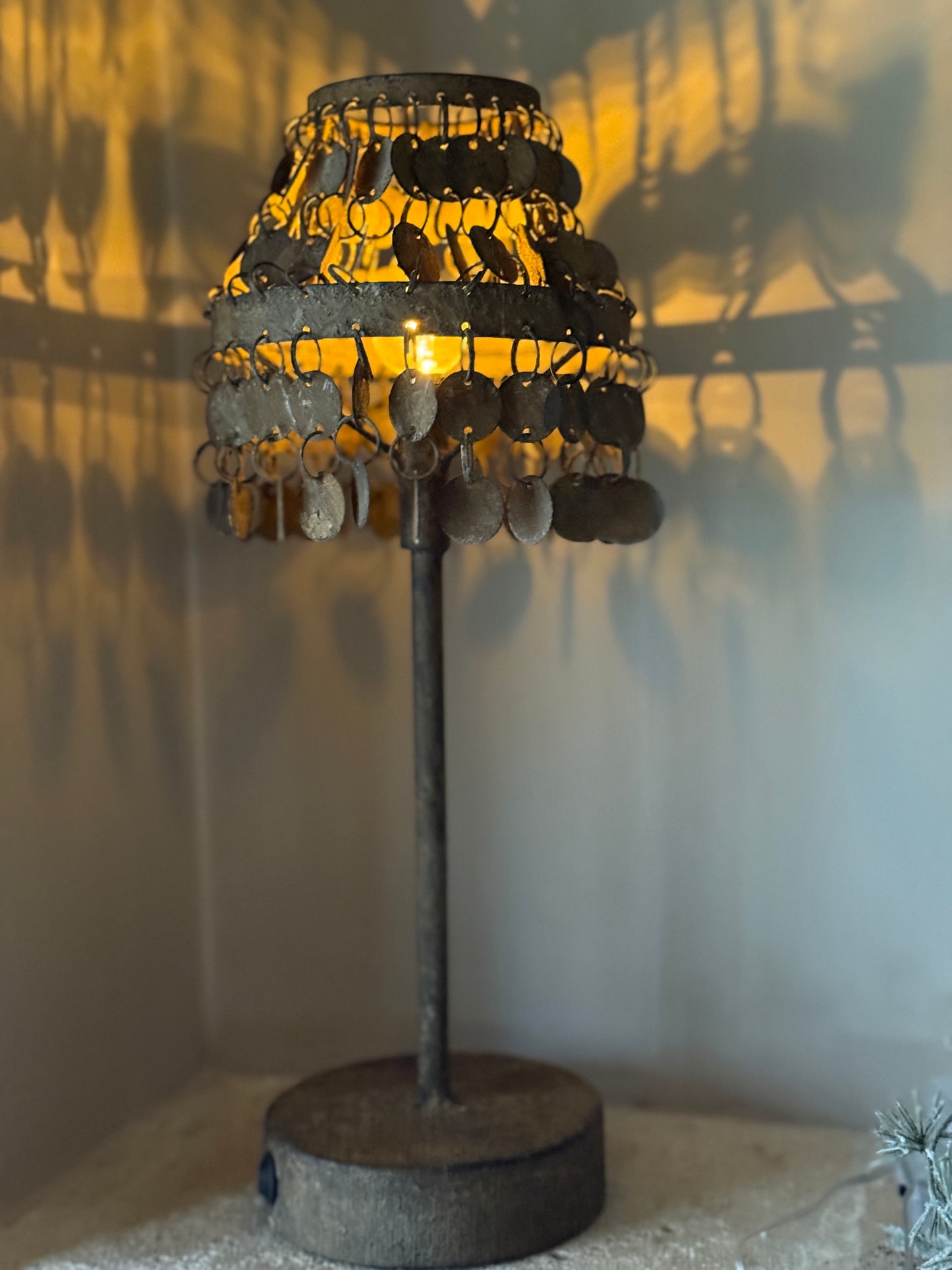 Rusty coin table lamp (061)