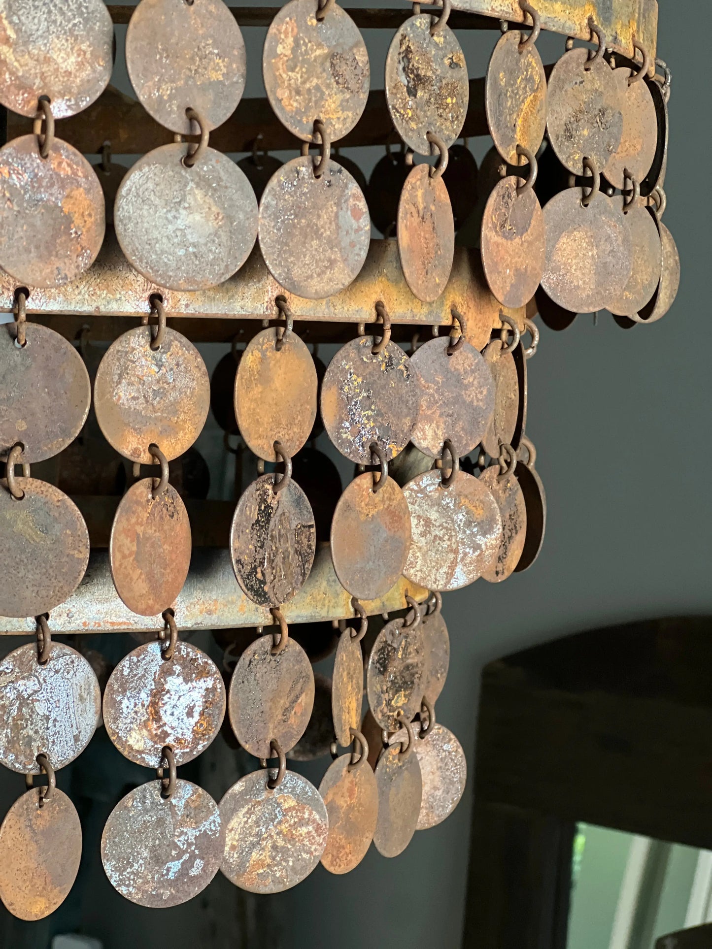 Round disc lamp, including fitting