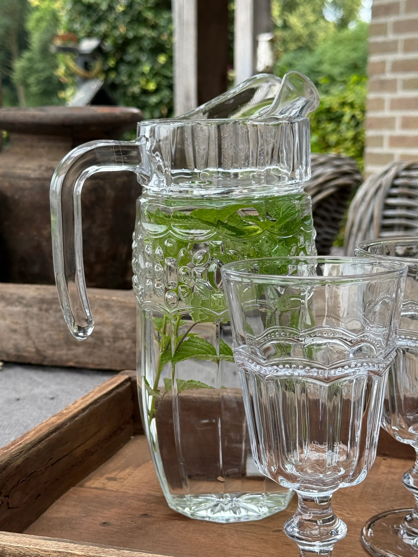 Glaskaraffe mit Relief – 1,5 Liter