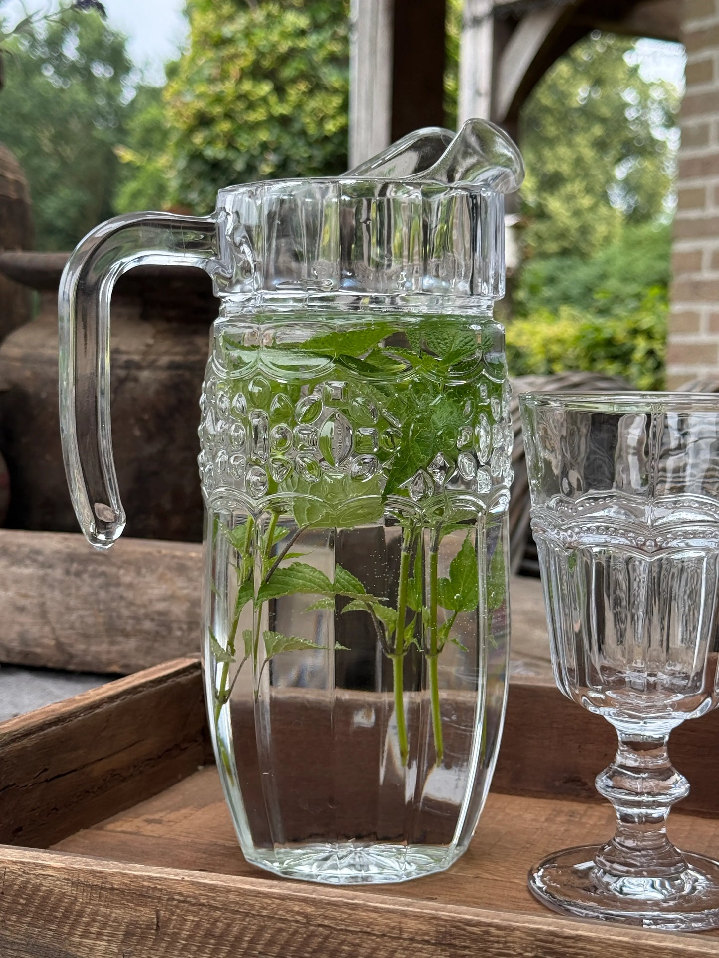 Glaskaraffe mit Relief – 1,5 Liter