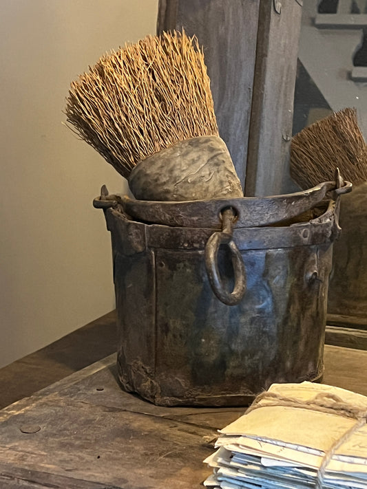 Authentic old iron pot, Aura Peeperkorn