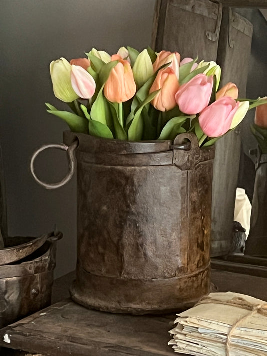 Authentic old iron pot, Aura Peeperkorn