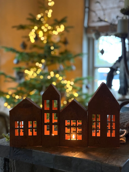 Rijtje van 4 Geroeste Amsterdamse Huisjes